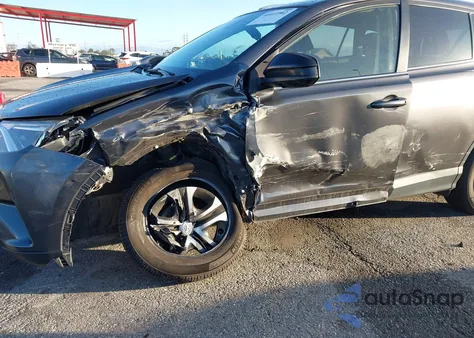 2017 Toyota Rav4 Le z USA, uszkodzony, nr VIN JTMZFREV5HJ134183